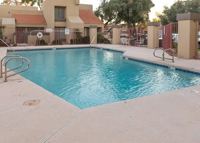 Cozy Near Mcc With Pool, Bbq, Covered Parking Holiday home
