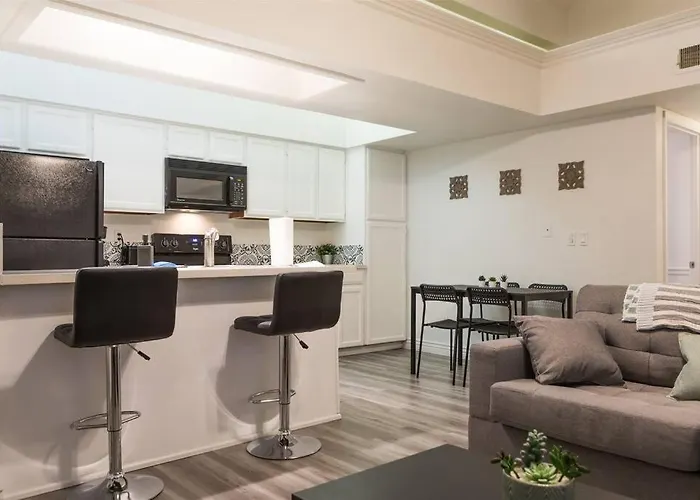 Cozy Near Mcc With Pool, Bbq, Covered Parking *