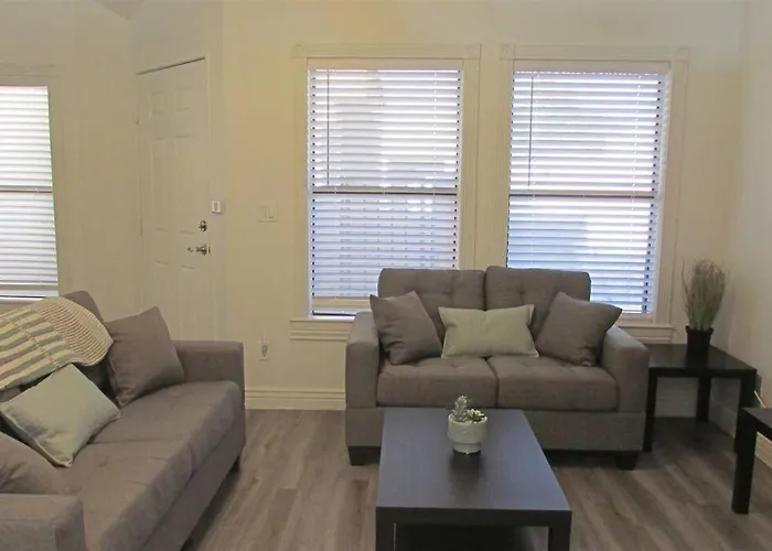 Cozy Near Mcc With Pool, Bbq, Covered Parking Holiday home
