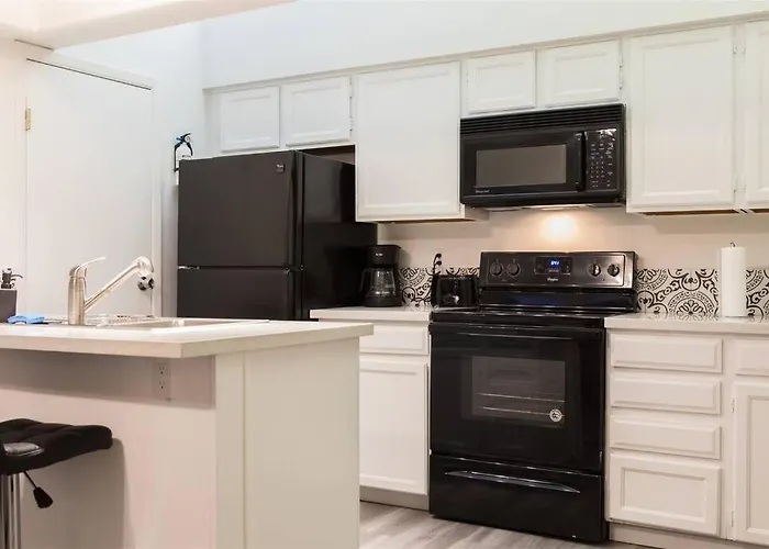 Holiday home Cozy Near Mcc With Pool, Bbq, Covered Parking